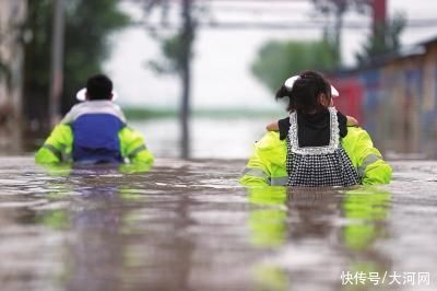 七旬老人泡在水里半小时 救援人员上演生死大营救|直击新乡暴雨| 高速交警