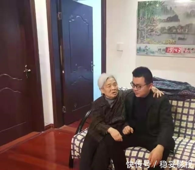 岁姥姥搂着外孙促膝长谈,唯恐将孙子弄丢