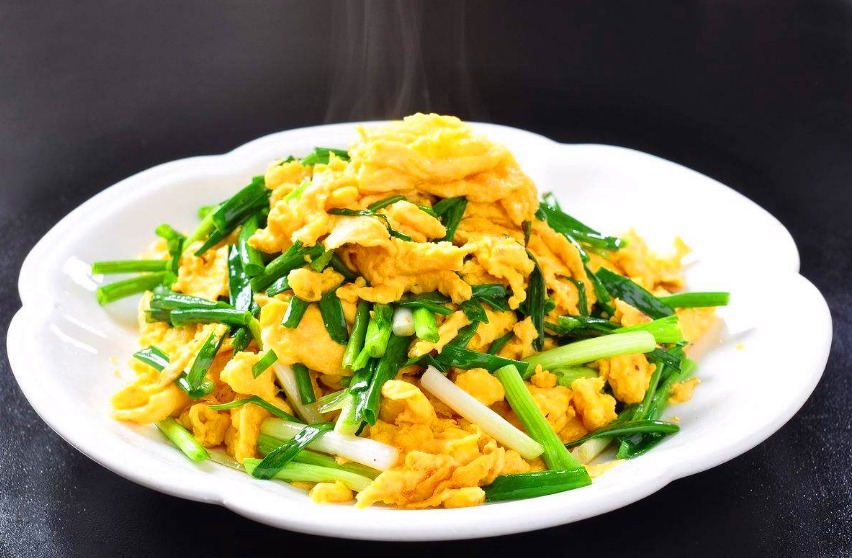 做韭菜炒蛋时,千万不要直接炒蛋!多加这1步,鸡蛋更嫩韭菜更绿