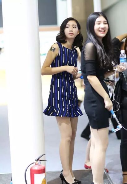 身穿|街拍:身穿紧身衣的小姐姐,身材高挑,彰显独特魅力