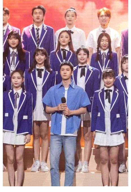 王一博湖南卫视毕业礼舞台领唱《干杯》