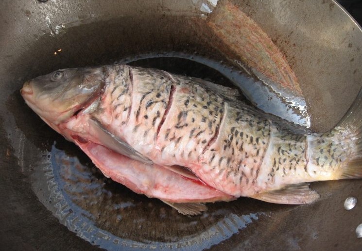 煎鱼,记住3点窍门,鱼皮不粘锅,鱼肉不散,完好无损做菜卖相好