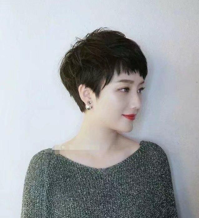 好看不用打理的女短发，不烫不染无需造型，时尚减龄又显发量
