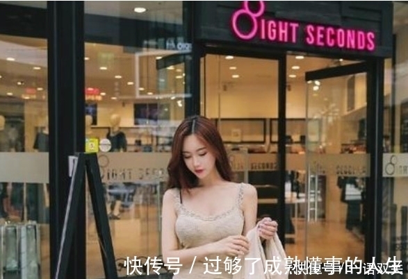 靓妹|街拍:霸气靓妹穿搭时尚逛大街,漂亮美丽又性感。