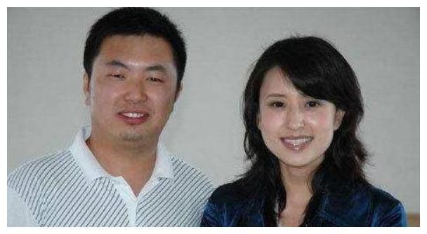 她是央視主持人，丈夫比她大20歲，站一起像父女