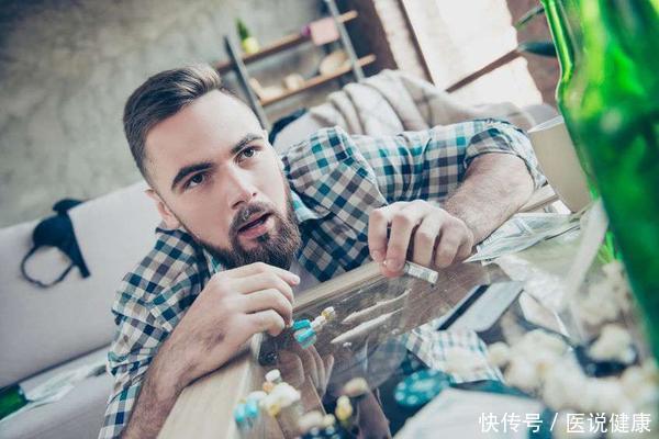 不良习惯|男人到了45岁,不想身体老得快,4个坏习惯趁早改,别忽视