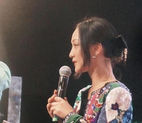 俗感|这是什么神仙气质？穿花哨外套配黑丝，美得如此高级！