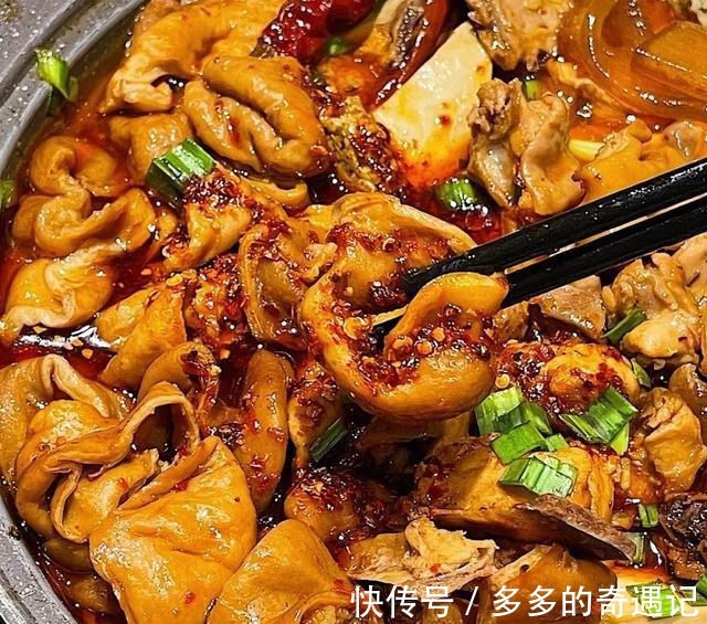 喜欢吃肥肠的看过来，这道肥肠鸡绝对是吃一次忘不了的味道~！