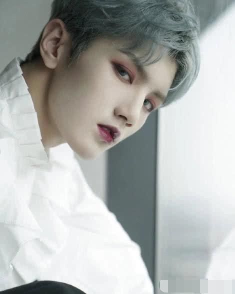 吸血鬼|小伙仿妆吸血鬼,拿掉脸上玫瑰花后真是邪魅,笑起来的时候暴露了