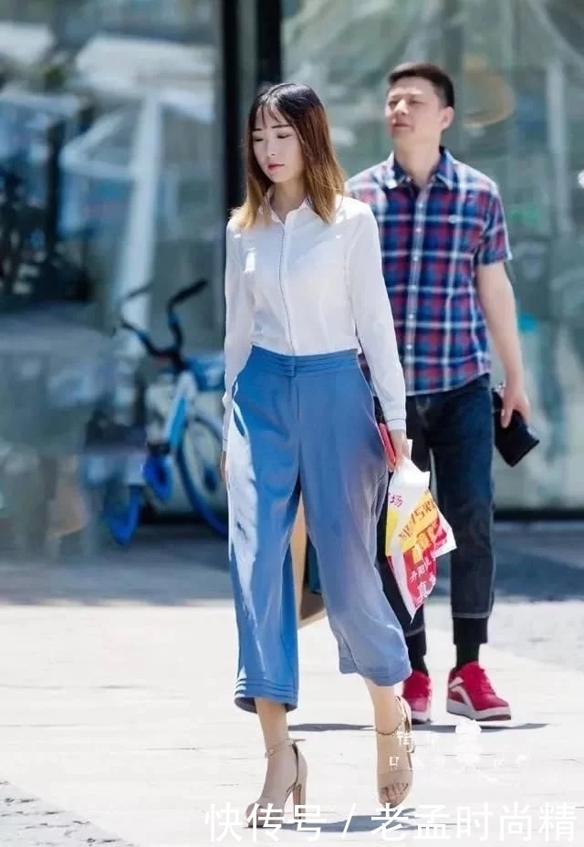 搭配|街拍丝袜搭配高跟鞋子,穿上旗袍裙更显完善