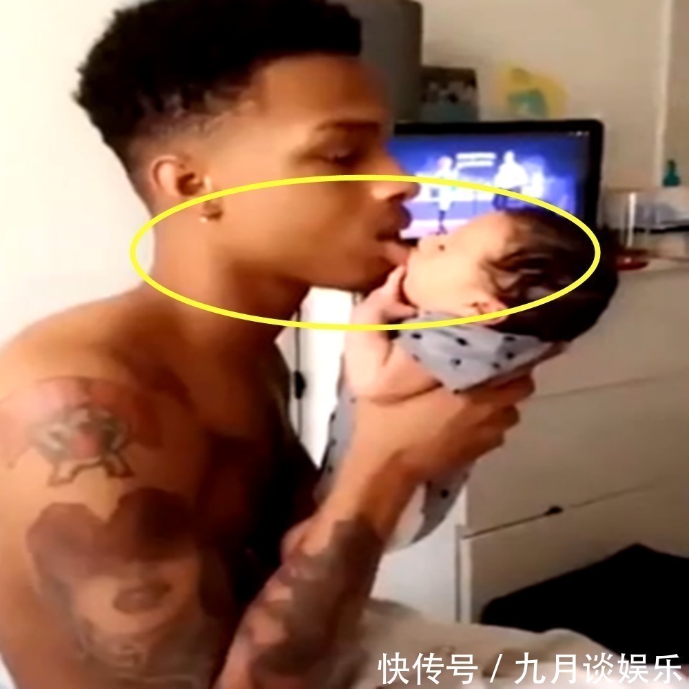 亲吻|爸爸亲吻刚出生五天的宝宝,接下来宝宝的反应,让妈妈笑抽了
