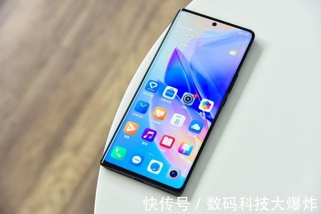 赵嘉豪|丁笑滢和赵嘉豪做客荣耀60 SE新品上市直播间,带来精彩跨界互动