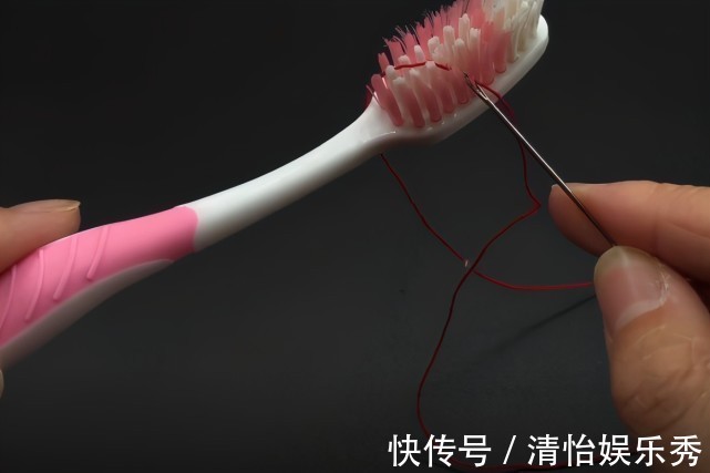 杯子|今天才知道,把2个旧牙刷绑在一起,作用真厉害,学会受用一生