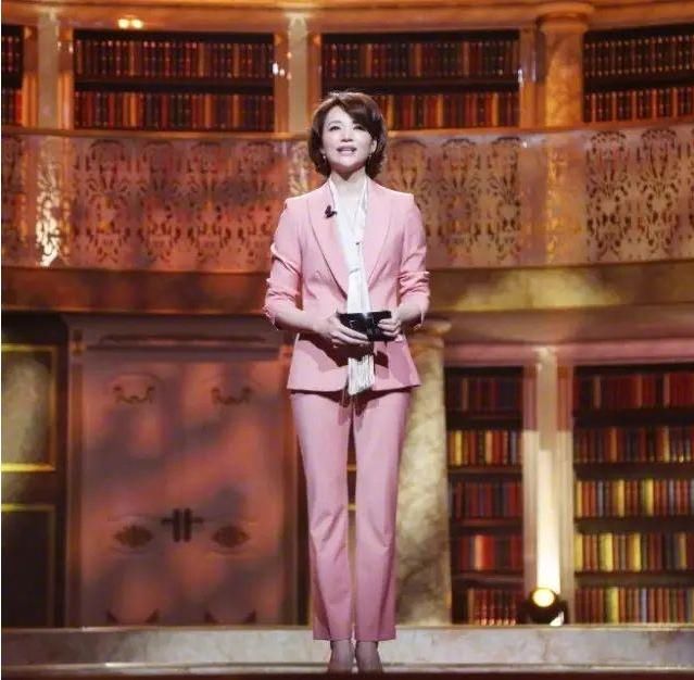 央视一姐董卿上《新闻联播》！大背头气质不凡，在男领导中好抢眼