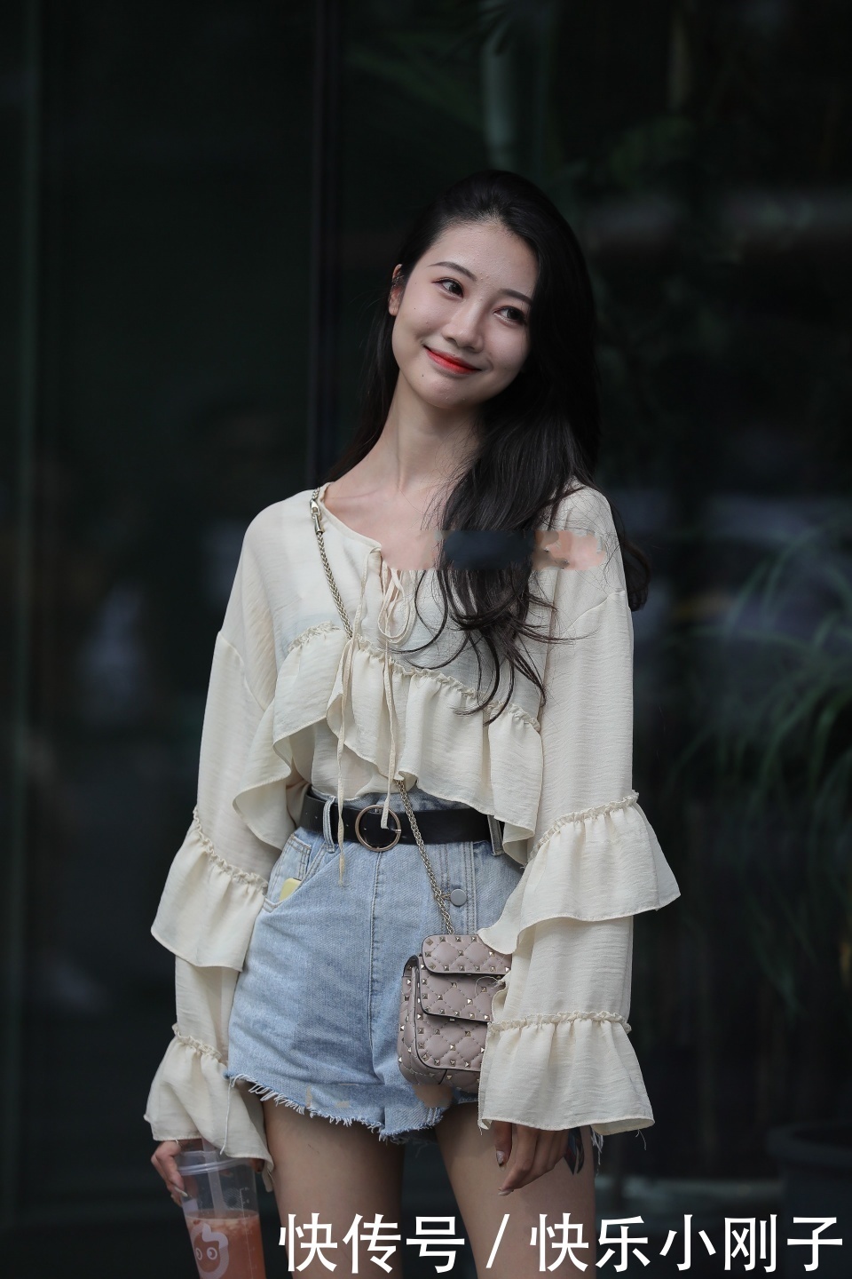 喝喝|相当自信的微胖女孩!爸爸喜欢的类型,好想过去帮她买杯咖啡喝喝