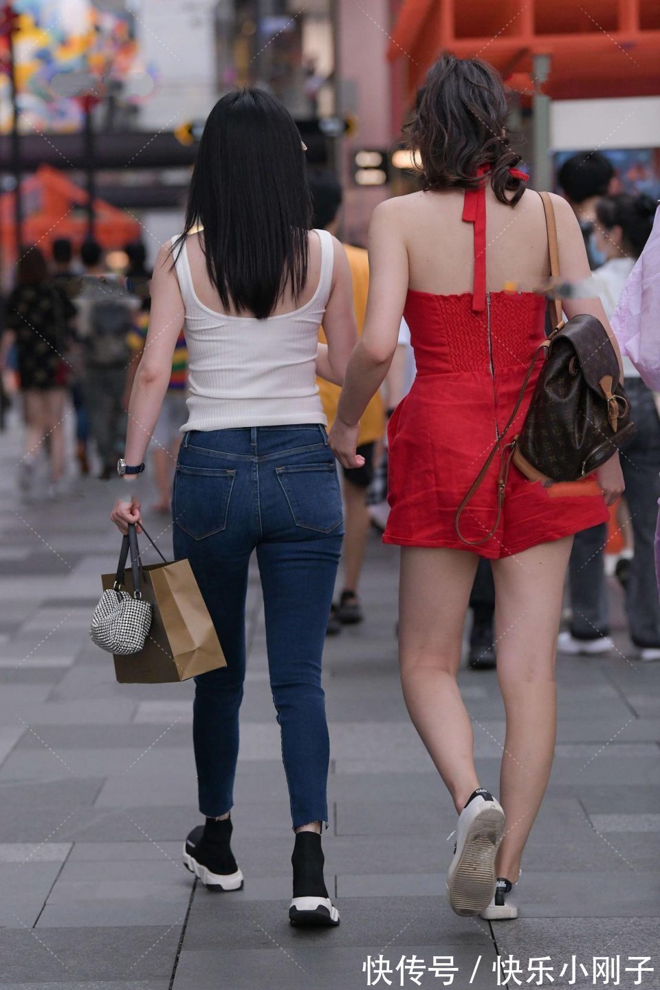 领口|两个小姐姐,一个可爱一个时尚,服装简洁大方,都很漂亮