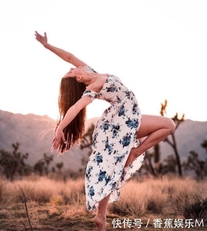 英国|27岁英国姑娘热爱瑜伽，练出妖娆身材曲线，与大自然融为一体