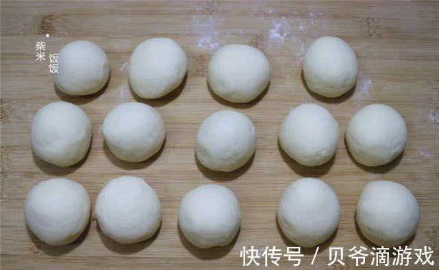 白菜包子这样做,不放一点肉,美味赛过大肉包,太好吃了