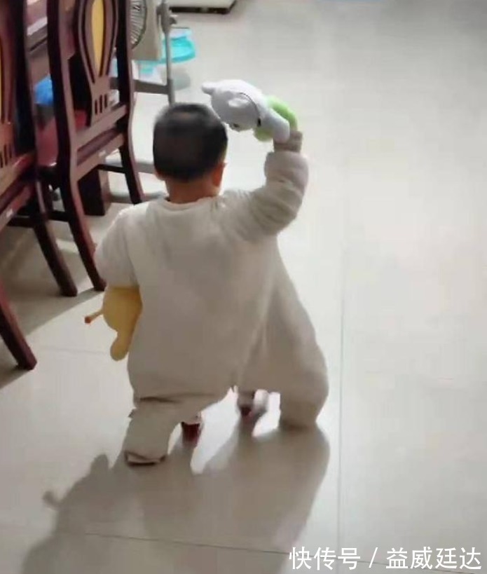 条腿|“我家宝宝是四脚神兽”,网友不理解,看到照片恍然大悟:好形象