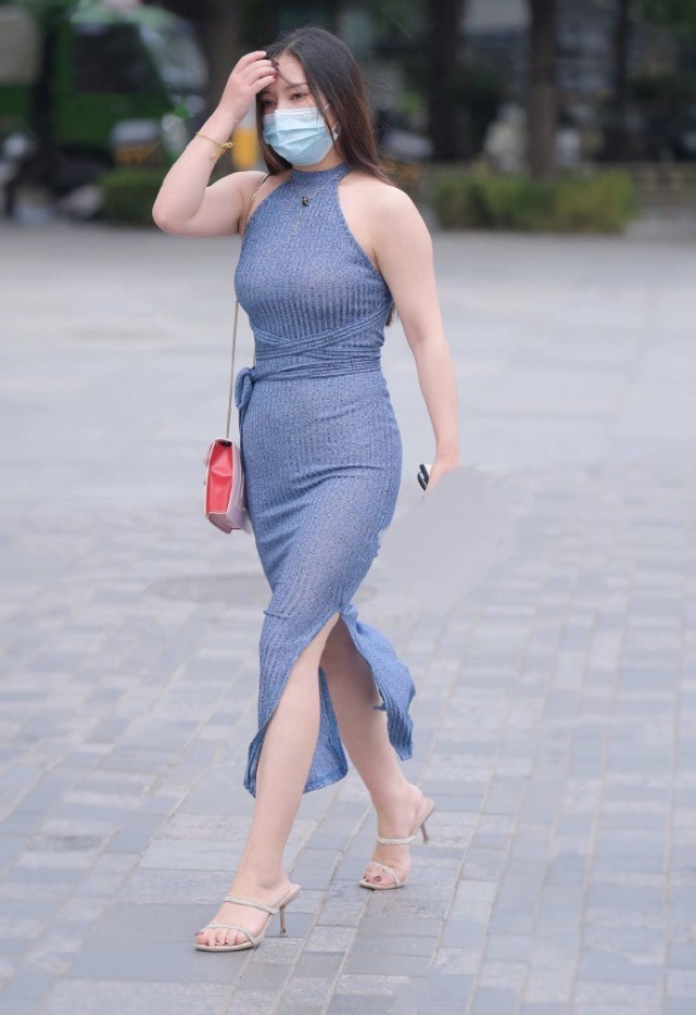 回头率 穿挂脖修身连衣裙的小姐姐,尽显“凹凸有致”的美,回头率大增