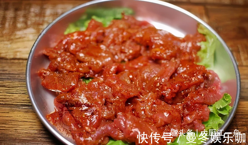 亲爱的|炒牛肉时,切记不要放盐和料酒,否则又柴又难吃,正确做法是这样