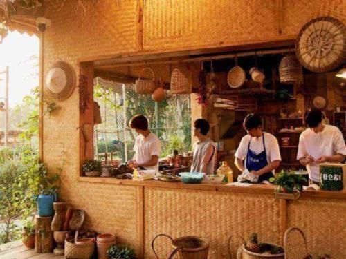 西双版纳 向往4即将收官,黄磊意外说漏嘴,提前告知了下一季蘑菇屋位置