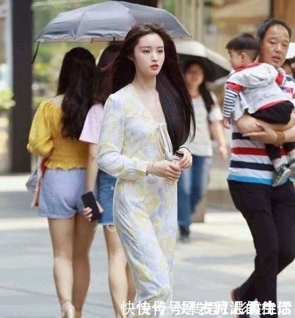 搭配|街拍:身材高挑的小姐姐,搭配时尚,令人羡慕