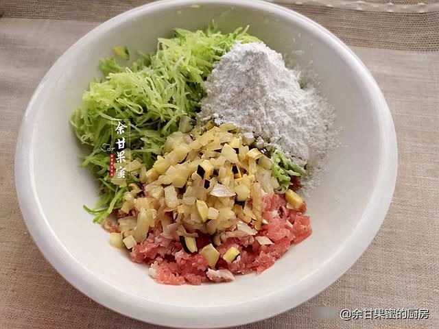 近期，这蔬菜我家经常买，擦丝团成丸子蒸一蒸，两口一个好鲜美