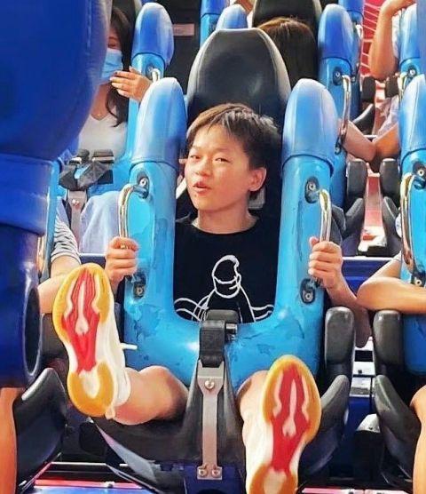 游乐园|全红婵套救生圈玩漂流，跳水天才还怕溺水？网友：红姐真多虑了