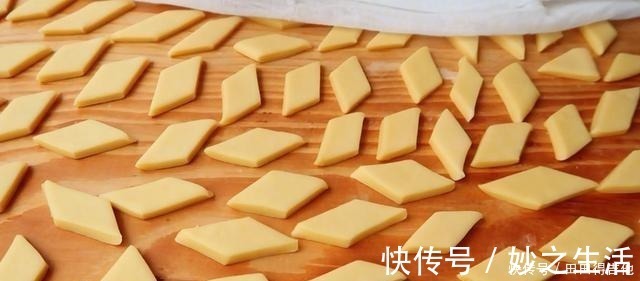 奶粉|1碗面粉三个鸡蛋，教你做好吃的零食，香甜好吃又柔软，太解馋了！