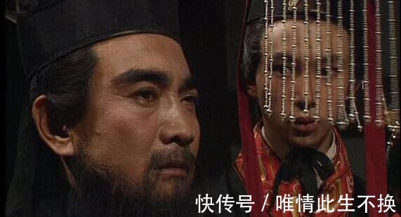 张詹@碑上的一句话让盗墓者泪流,200年后挖开此墓,众人却怒推其坟!