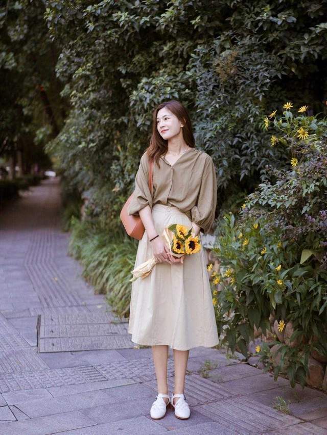 针织衫|初秋的日常穿搭分享,衬衫搭配半身裙高级通勤,美出了新高度