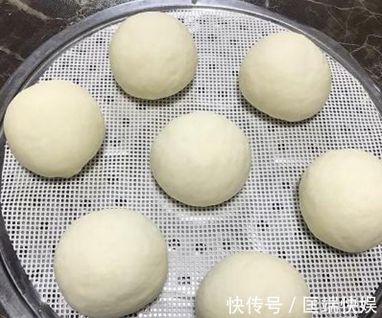 面团|发面时，别只会加酵母粉！多加1勺它，馒头膨松洁白，香甜可口