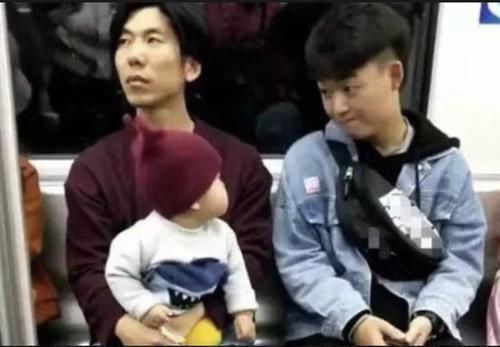 宝爸|“花痴宝宝”地铁上'狂撩'邻座小哥哥,宝爸傲娇:难道我不帅?