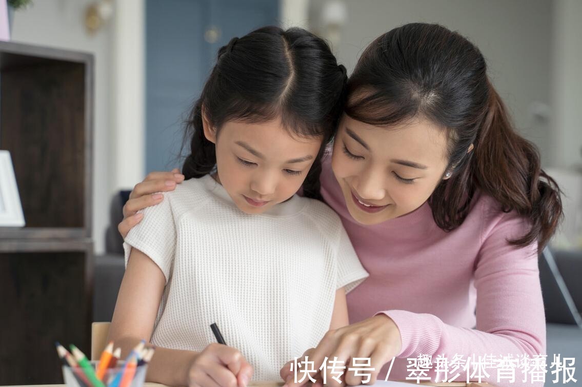 妈妈|8岁女儿考99.5分回家大哭,看到扣分题目后,妈妈也控制不住流泪