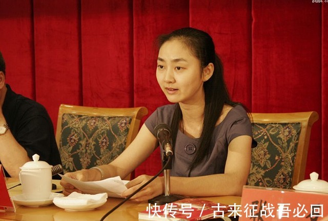 接力棒|2011年丛飞遗孀遗体告别仪式, 5岁女儿默默抹泪,上千名市民送行