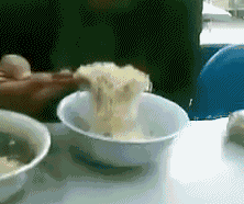 |搞笑GIF:这哥们是喝多少酒呀,一直在那抽火机