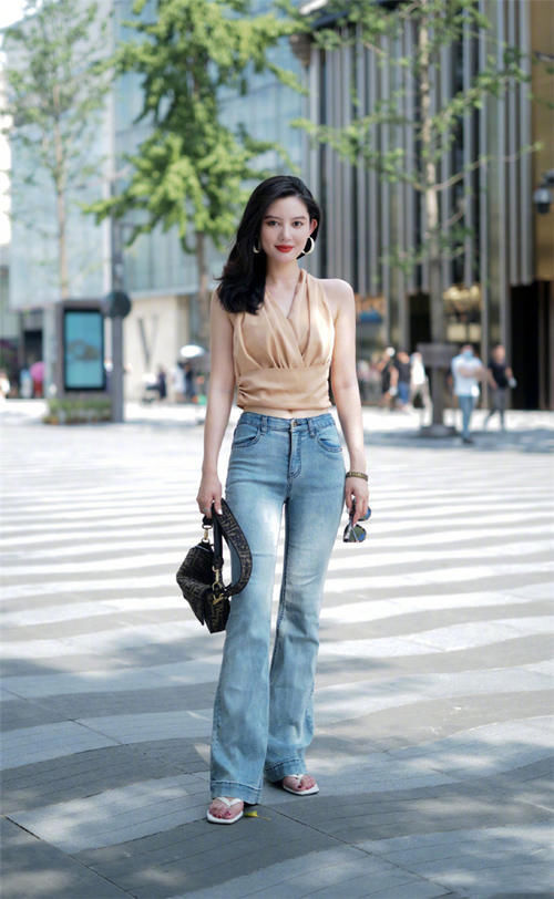 高跟鞋 入秋后凉鞋就收起来吧!今年流行的“方头靴”,时髦不说还显腿长