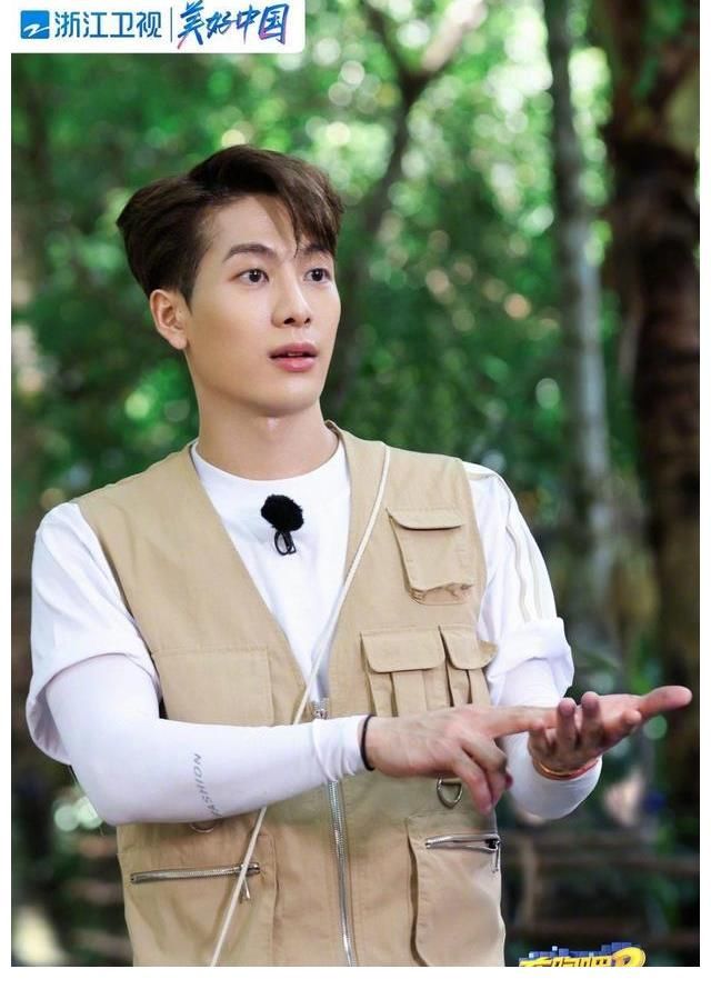 gi贴心!《奔跑吧》宋雨琦穿短裙坐下不方便,王嘉尔借背包给挡腿