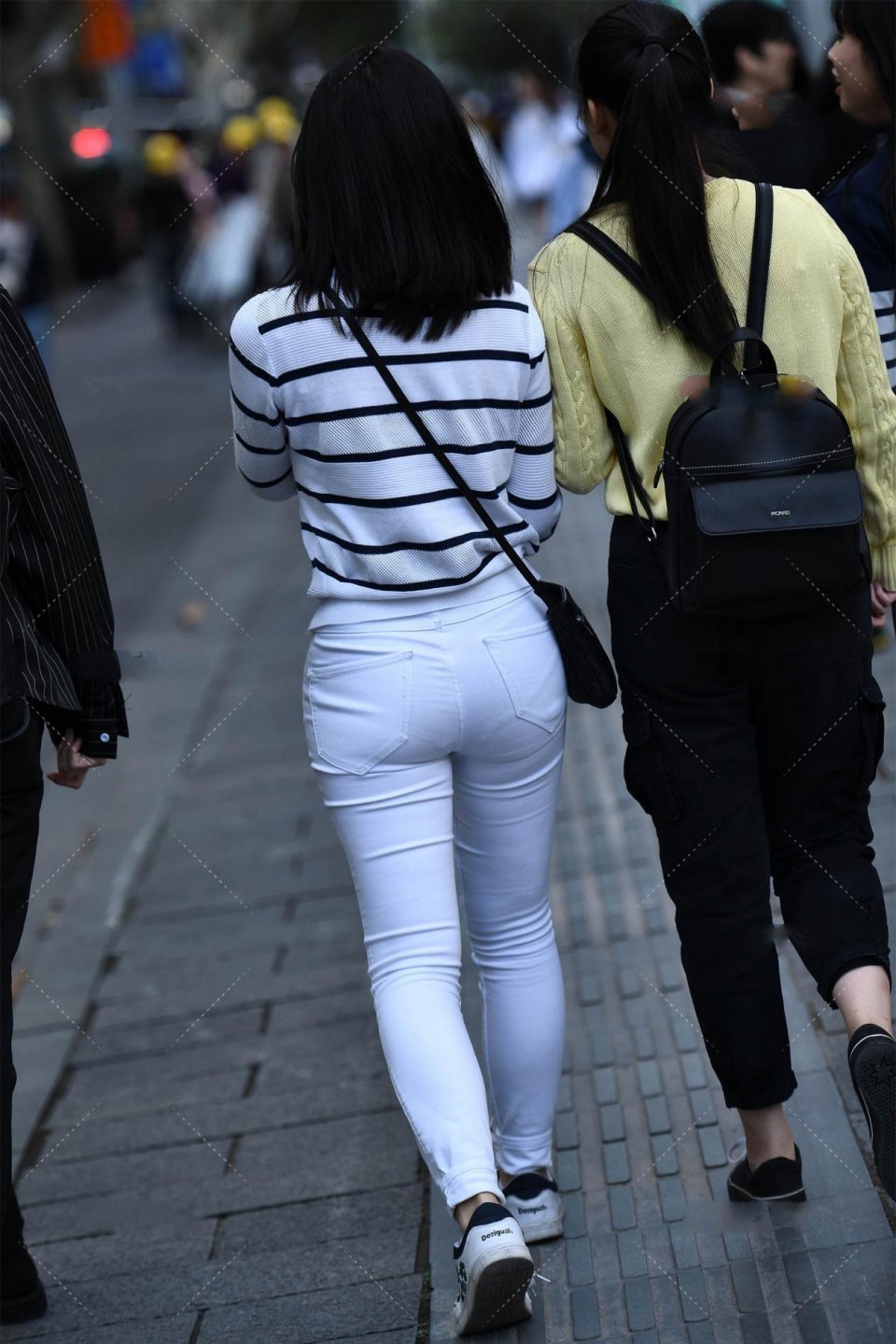 颜色|美女街拍:白色条纹上衣, 搭配同色铅笔裤, 整体浅色系穿搭