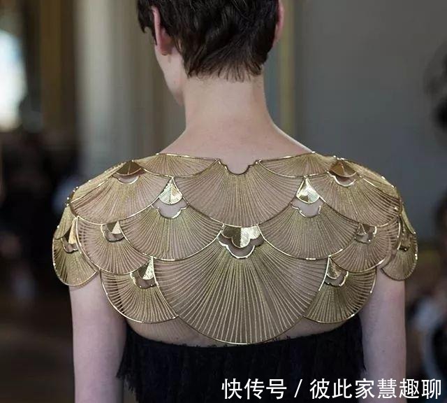 时尚|珠宝首饰还能这样佩戴,这些奇特造型却充满时尚味道,奢华感爆棚
