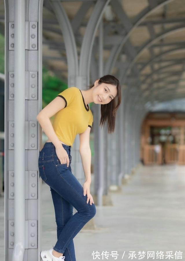 身姿 时尚牛仔裤搭黄色短袖T恤,整体搭配干净利落,看起来很时髦