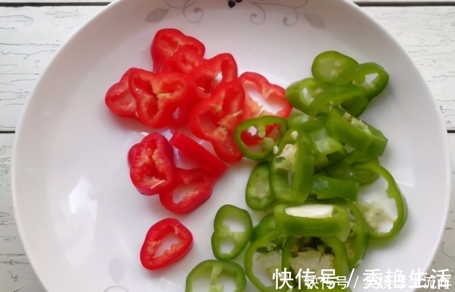 香菇|3样素菜一起炒,不放肉也很鲜美,简单营养鲜味足,大人小孩都爱