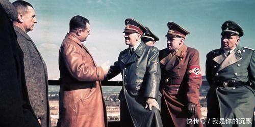 拥抱|希特勒最得力的士兵,机枪也杀得通红,被俘后和盟军拥抱!