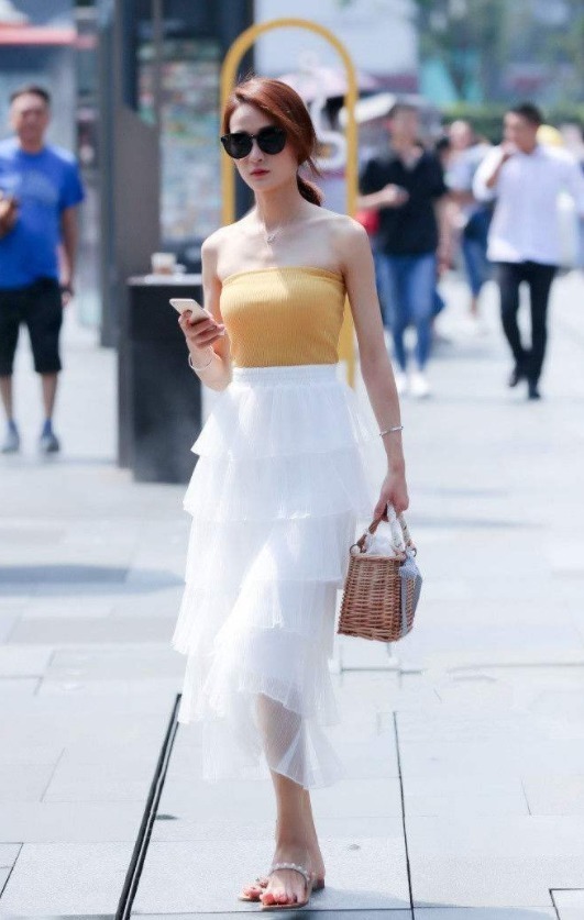 街拍性感美女搭配上裙子,才是街上最美的风景