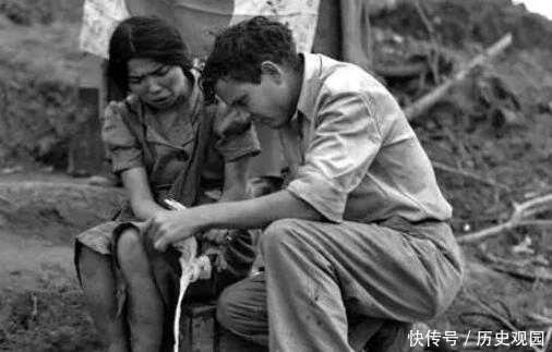 老实巴交|日本鬼子真实照:强迫百姓运送行李,成为俘虏后“老实巴交”!