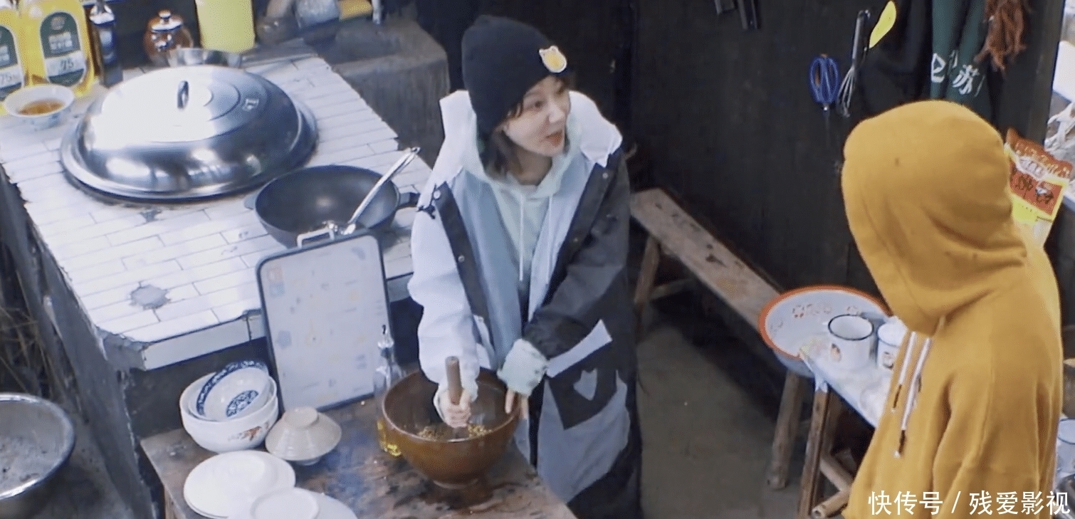 黄磊|张艺兴围观杨紫干活却不帮忙,黄磊4次点拨:无奈张艺兴太直男