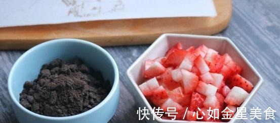 奥利奥草莓千层蛋糕，搅一搅就能做好，一口下去奶香浓郁！