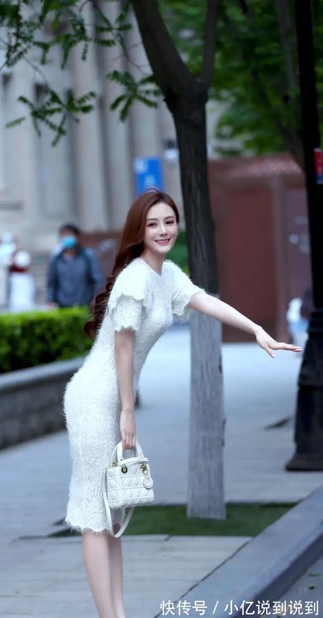 丹儿 夏末秋初的甜美风穿搭,白色短袖针织连衣裙,优雅大方显气质!