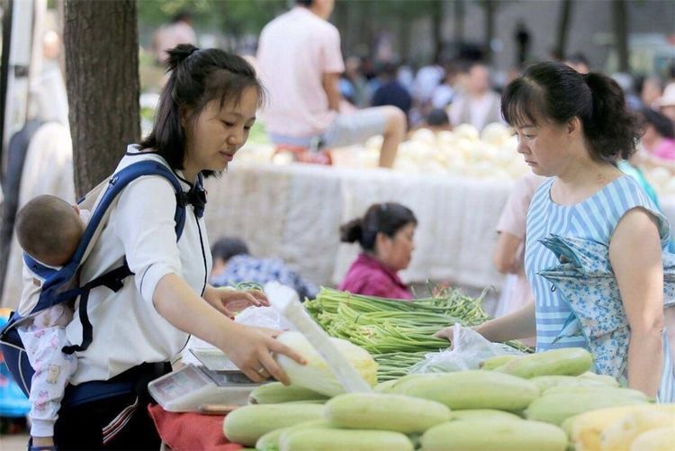 奶水|25岁宝妈生下4胎，穷得没奶水，让宝宝喝水充饥：养不起为啥要生